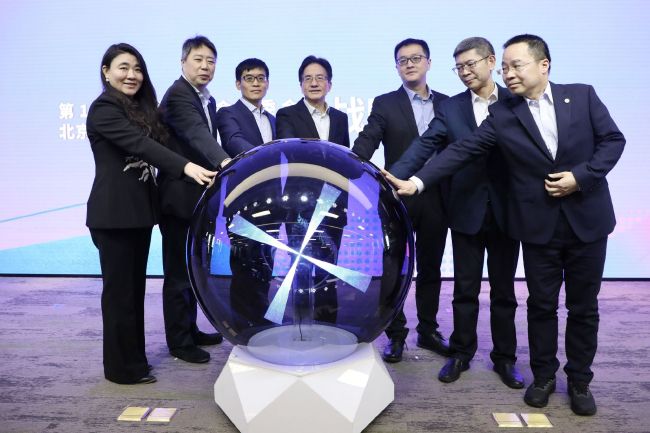我们可以看到成龙配音的吴大师和其本人一样武功高强，但是却搞不定一只鸡，还弄坏了自己的巨大雕像，这很符合乐高电影一贯的恶搞风格。