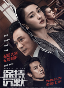 导演大卫·O·拉塞尔携主演布莱德利·库珀和留着小胡子的克里斯蒂安·贝尔等人亮相。